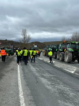 Ganaderos cortan la A-67 y N-611 en Mataporquera.