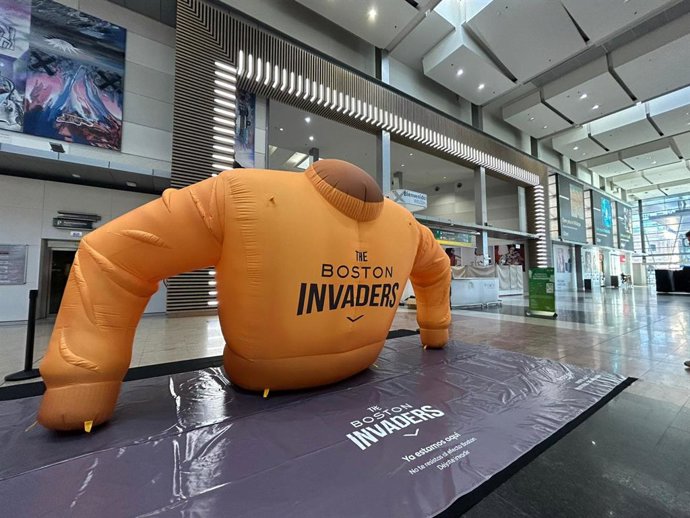'The Boston Invaders'  Es Una Película En Donde Las Sudaderas De La Nueva Colección De Boston, En Formato Gigante, Toman Vida E Invaden La Ciudad De Málaga.