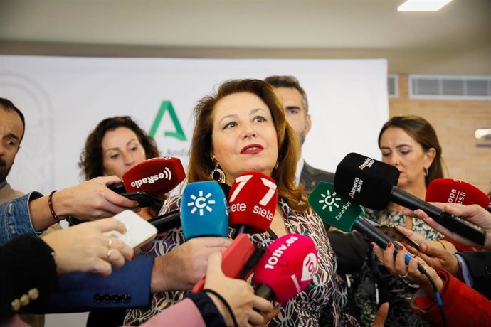 La consejera de Agricultura, Agua y Desarrollo Rural de la Junta de Andalucía, Carmen Crespo, atiende a los medios de comunicación 