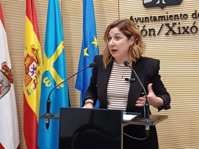 Archivo - Rueda de prensa en el Consistorio gijonés de la concejala del Grupo Municipal Socialista de Gijón Carmen Eva Pérez Ordieres. (Archivo)