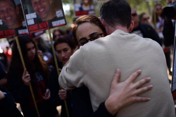 Familiares y allegados de los rehenes secuestrados por Hamás durante una protesta en Israel.