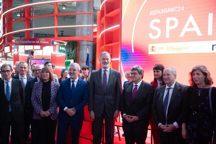 El Rey Felipe VI (c) junto al ministro para la Transformación Digital y de la Función Pública, José Luis Escrivá (3d), y el ministro de Industria, Jordi Hereu (2d), durante el Mobile World Congress 2024 (MWC).