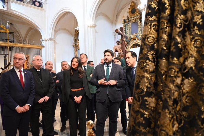 El presidente del Gobierno de la Región de Murcia, Fernando López Miras, inaugura en la iglesia de San Esteban la exposición 'Dives in Misericordia',