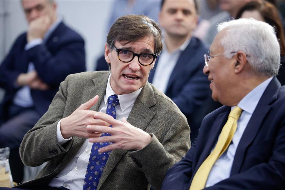 El primer secretario del PSC, Salvador Illa (i), y el primer ministro en funciones de Portugal y secretario general del Partido Socialista portugués, António Costa (d), durante el acto de entrega del Premio a los Valores Europeos del PSC, a 17 de febrer