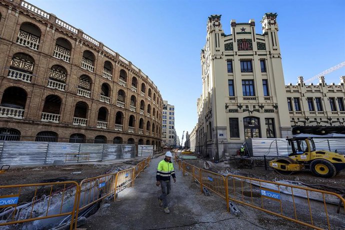 Imagen de las obras que se realizan en la calle Alicante de Valncia para construir el cañón peatonal entre las estaciones de Alacant y Xtiva de Metrovalencia.