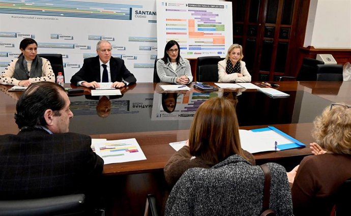 En el centro, la alcaldesa de Santander, Gema Igual, junto al consejero de Empleo, Eduardo Arasti, y la concejala del ramo, Isabel Gómez Barreda, presentan el programa de formación para el empleo del Ayuntamiento para 2024