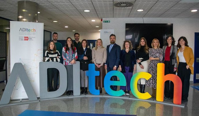 La consejera Fanlo, junto con responsables y personal de ADItech