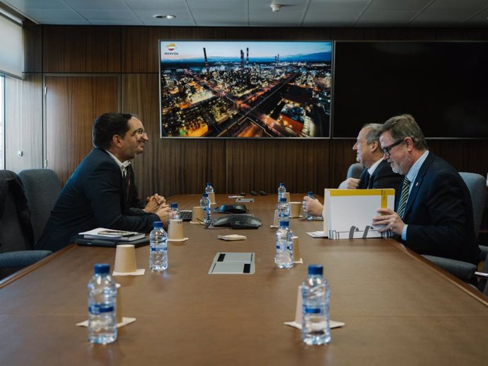 El ministro de Industria y Turismo, Jordi Hereu, durante la reunión con los responsables del complejo industrial de Repsol en Tarragona.