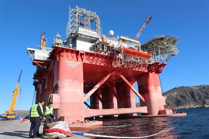 La plataforma petrolífera Transocean Barents ha sido trasladada desde el fondeadero, donde se encontraba desde su llegada el 21 de febrero, al dique suroeste, en Escombreras