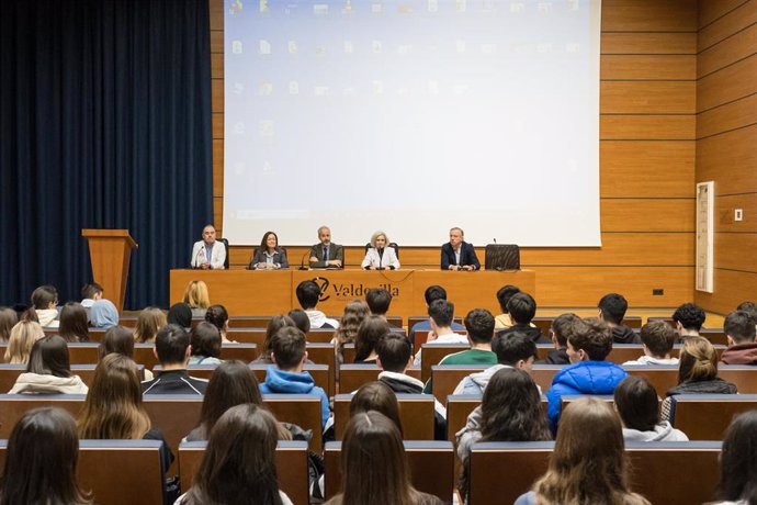 El consejero de Educación, Formación Profesional y Universidades, Sergio Silva, inaugura la Jornada 'Acercando la ciencia a las aulas'