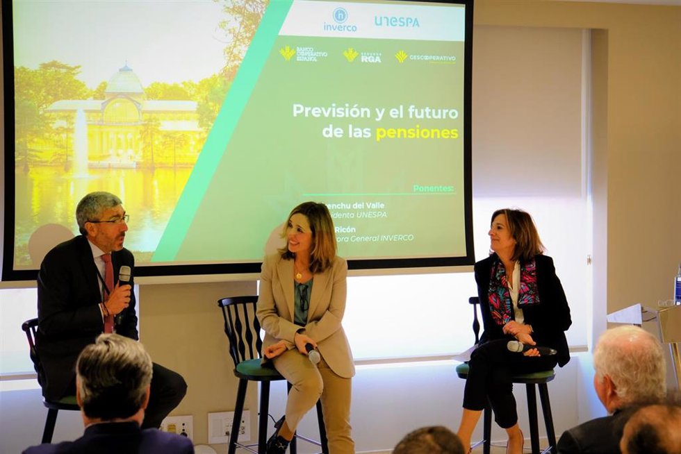 La directora general de Inverco, Elisa Ricón, y la presidenta de Unespa, Mirenchu del Valle, durante su intervención en las jornadas organizadas por Gescooperativo sobre los mercados financieros y las tendencias ahorro.