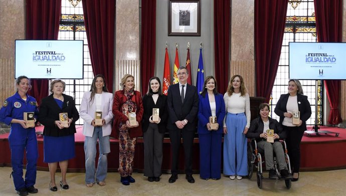 Imagen de la entrega de las distinciones de la I edición 'Igualdad es Murcia'