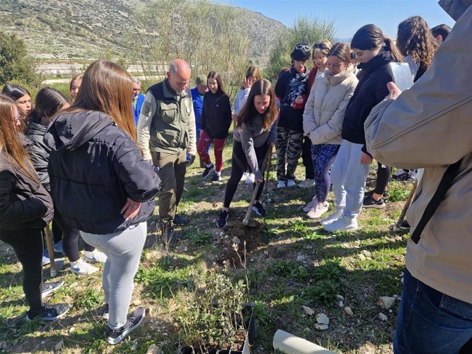 Alumnos de Secundaria participan en la reforestación del monte público Santa Rita, en el Parque Natural de las Sierras Subbéticas.