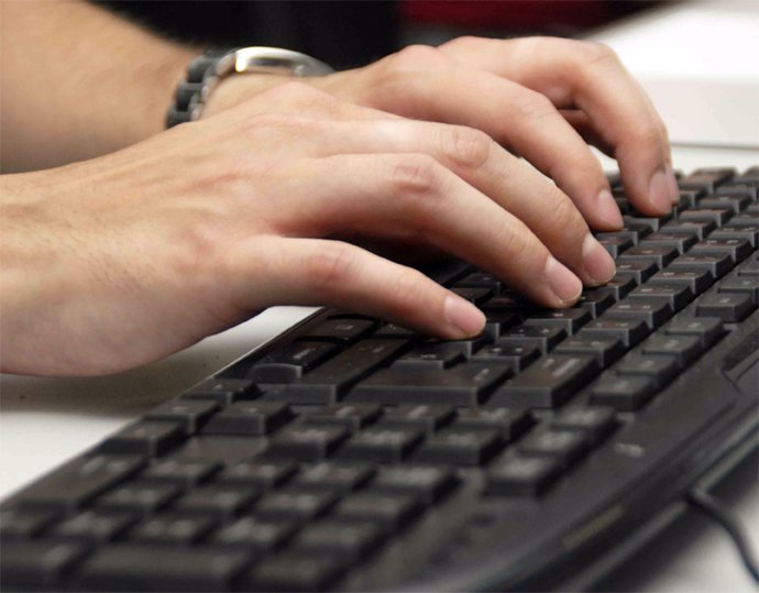 Archivo - Una persona escribiendo en el teclado del ordenador