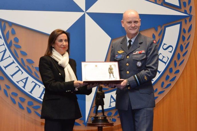 La ministra de Defensa, Margarita Robles, entrega el Premio "General Gutiérrez Mellado" a la NATO Defence College (Escuela de Defensa de la OTAN).