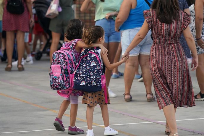 Archivo - Alumnos se incorporan a su primer día de colegio, en imagen de archivo. 