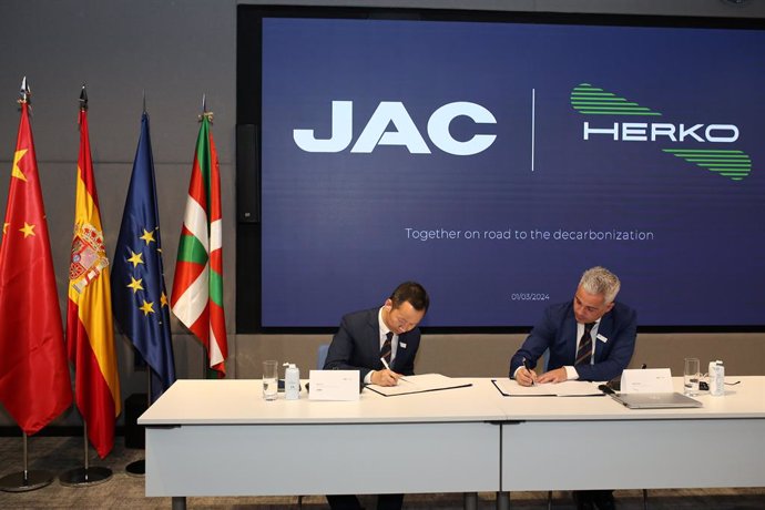 Firma del acuerdo entre Herko Trucks y Jac Motors