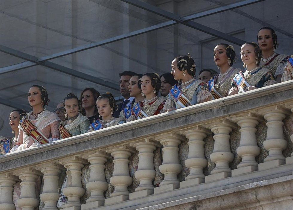 Minuto de silencio por las víctimas de Campanar antes de la primera masclet de las Fallas 2024