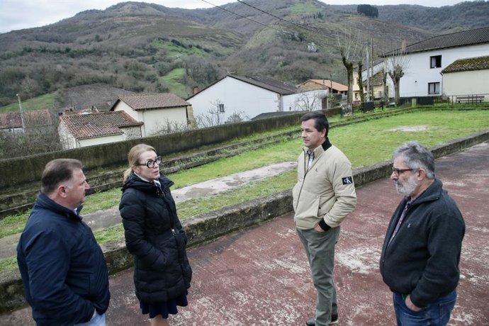 La consejera de Cultura, Turismo y Deporte, Eva Guillermina Fernández, visita la actuación de la pista de Collado de Cieza