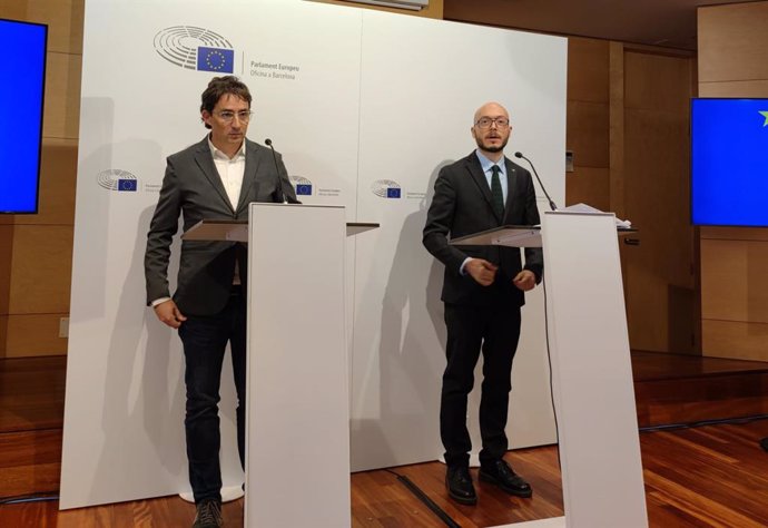 El director del CEO, Jordi Muñoz, y el director de la Oficina del Parlamento Europeo en Barcelona, Sergi Barrera, en rueda de prensa