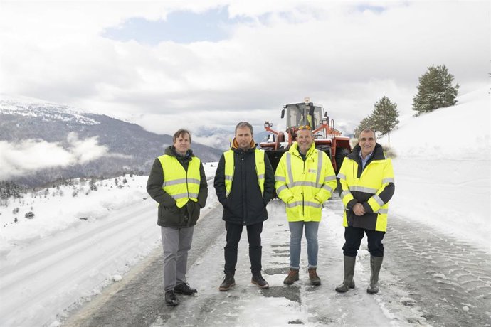 El consejero Chivite junto al resto de participantes en la visita