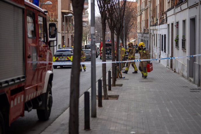 Operatius després de l'ensulsiada d'un edifici a Badalona, a 6 de febrer de 2024, a Badalona, Barcelona, Catalunya (Espanya)