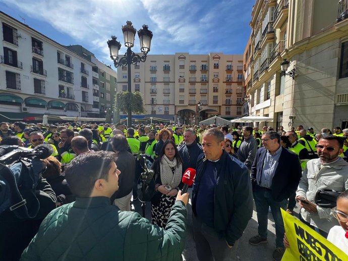 El alcalde accidental de La Línea de la Concepción, Juan Macías, en la concentración de trabajadores en huelga de Acerinox celebrada en su municipio.