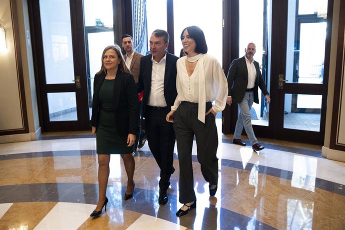 (E-D) La delegada del Govern a la Comunitat Valenciana, Pilar Bernabé; el delegat de pressa Intervé a la Comunitat Valenciana, Bernardo Guzmán, i la ministra de Cincia, Innovació i Universitats, Diana Morant, a la seua arribada a la 'trobada SER'