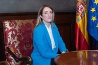 Albares aborda con Metsola la petición de que se usen las lenguas cooficiales en la Eurocámara