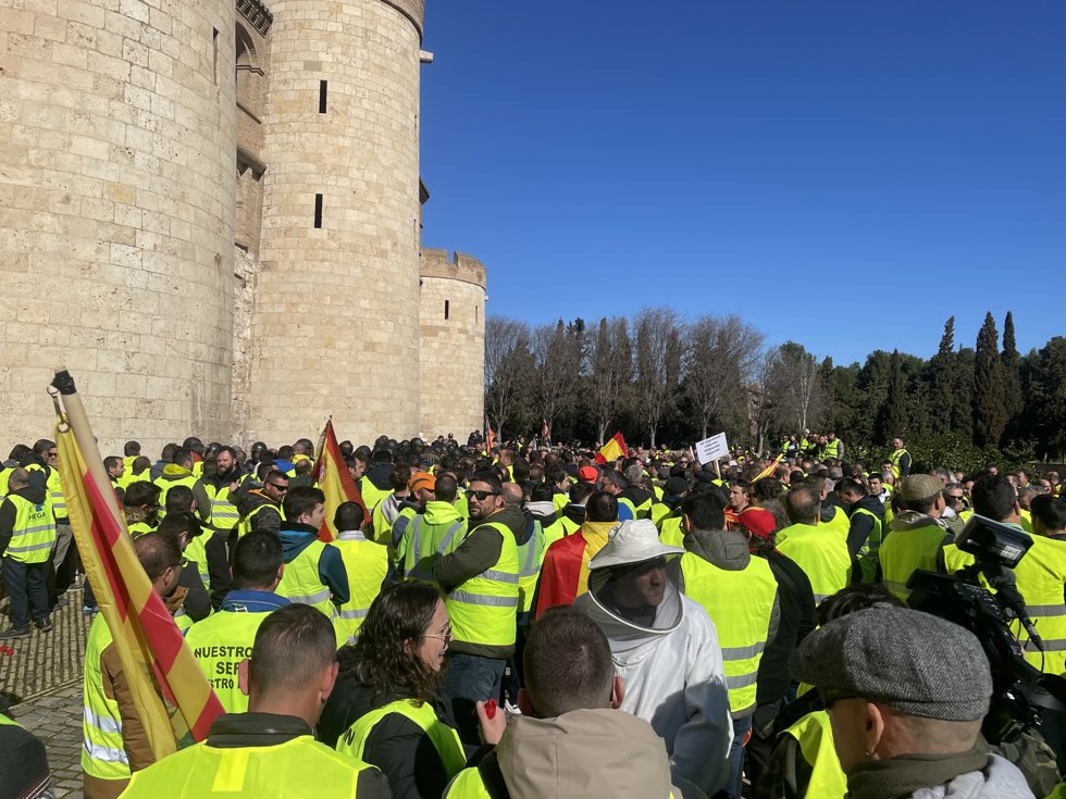 Concentración de agricultores en los exteriores de La Aljafería.