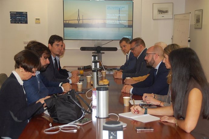 El alcalde de El Puerto con representantes de Airbus.
