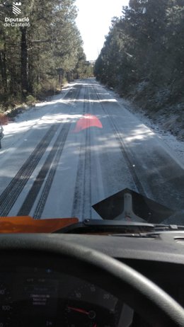 Els bombers treballen en zones amb plaques de gel