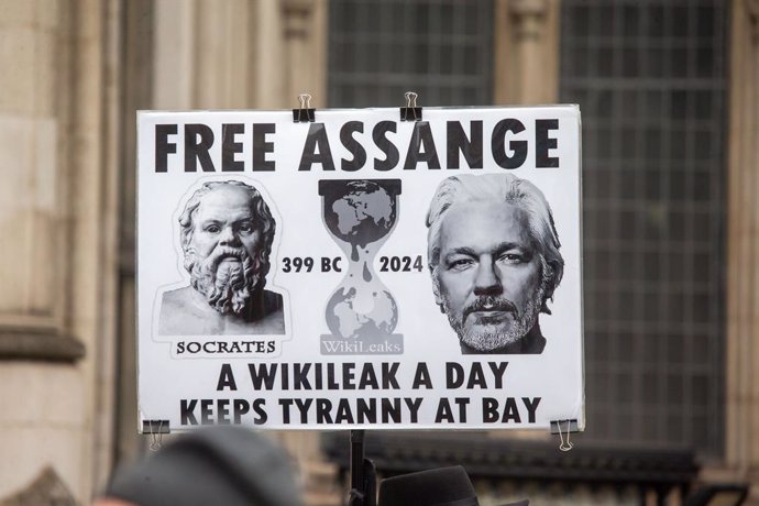 20 February 2024, United Kingdom, London: Supporters of Wikileaks founder Julian Assange stage protest outside Royal Courts of Justice where his lawyers seek permission to appeal against British government's decision to extradite him to the US. Photo: Tay