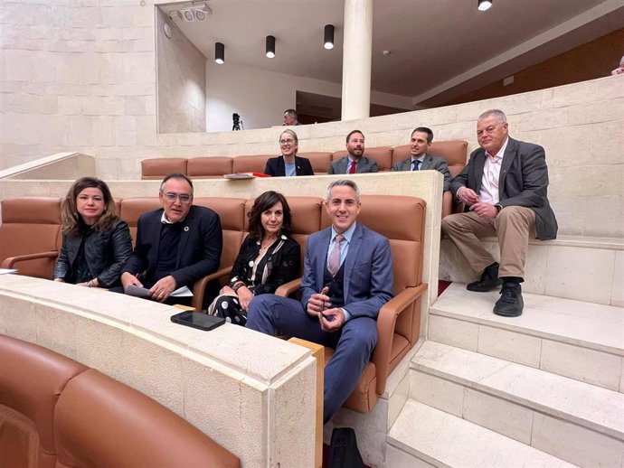 Integrantes del grupo socialista en el Parlamento de Cantabria, cuyo portavoz es Pablo Zuloaga (abajo a la derecha)