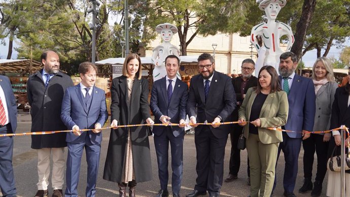 El presidente del Consell de Mallorca, Llorenç Galmés, corta la cinta para inaugurar la XXXIX Fira del Fang de Marratxí.
