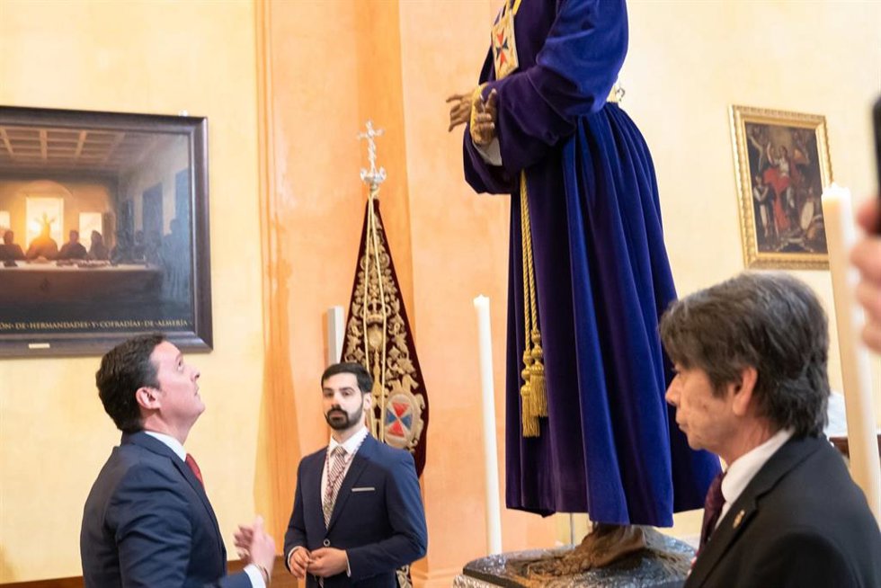 Javier Aureliano García en la tradición del Besapiés a Jesús Cautivo de Medinaceli