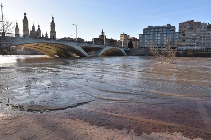 El río Ebro a su paso por Zaragoza, a 1 de marzo de 2024, en Zaragoza, Aragón (España).