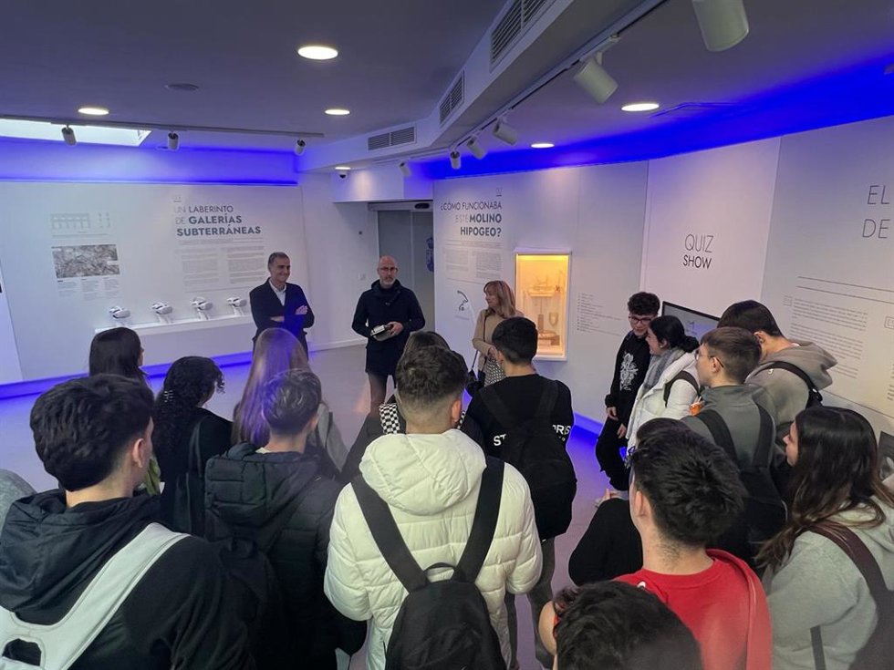 El alumnado de Bachillerato del IES Monroy, en Alcalá (Sevilla), asiste a una visita sobre proyectos de transformación.
