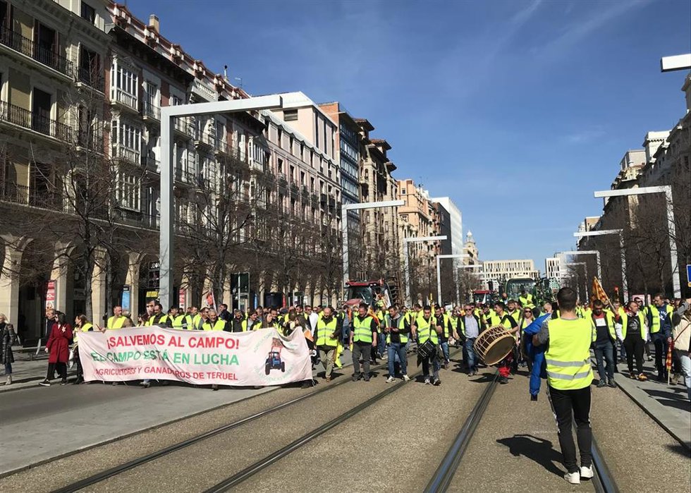 Centenares de agricultores cortan con tractores el paseo Independencia para exigir cambios en la PAC