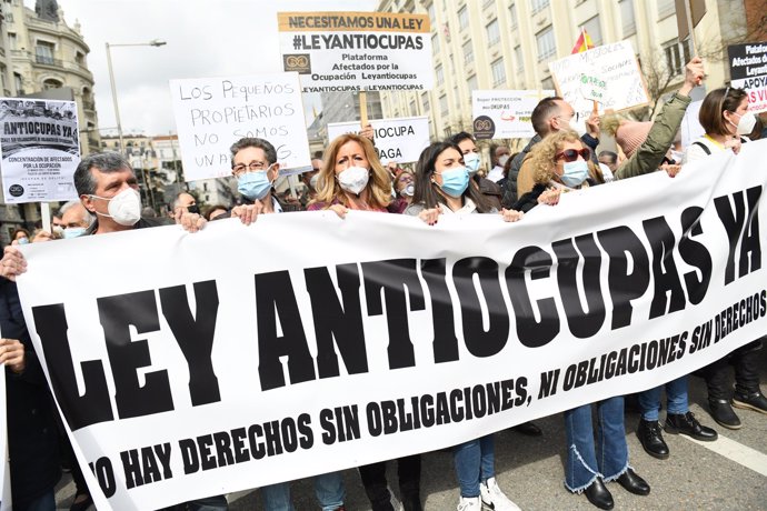 Archivo - Varias personas con una pancarta que reza 'Ley Antiocupas ya', en la concentración en apoyo a los afectados por la okupación, a 27 de marzo de 2022, en Madrid (España)