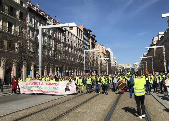 Centenares de agricultores cortan con tractores el paseo Independencia para exigir cambios en la PAC
