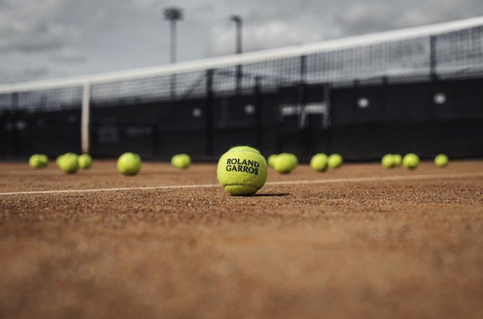 Archivo - Pelotas de tenis de la marca Wilson para el torneo de Roland Garros.