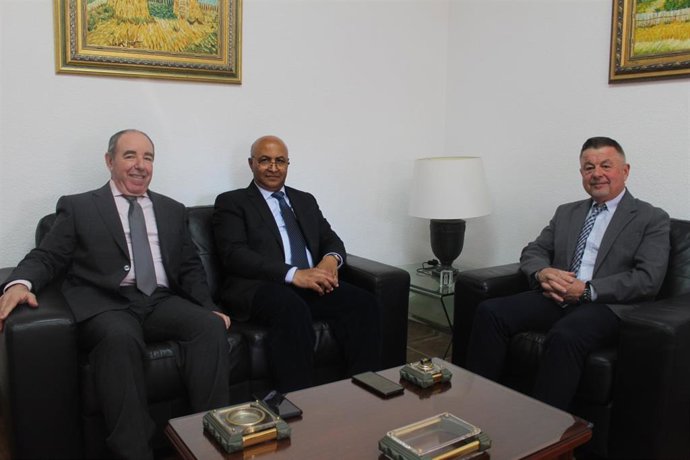 Encuentro entre el presidente de la Mancomunidad de Municipios de la Costa del Sol Axarquía, Jorge Martín; y el cónsul general del Reino de Marruecos, Driss Soussi.