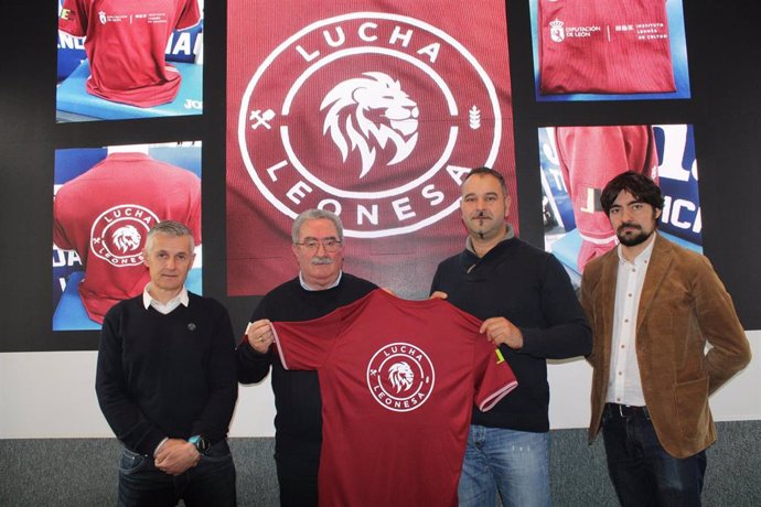 Representantes del ILC y de la Diputación de León, junto con los miembros de la Federación de Lucha Leonesa, con un modelo de la equipación entregada.