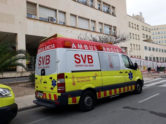 Archivo - Arxiu - Imatge d'arxiu d'una ambulncia de Suport Vital Bsic (SVB) a Alacant.