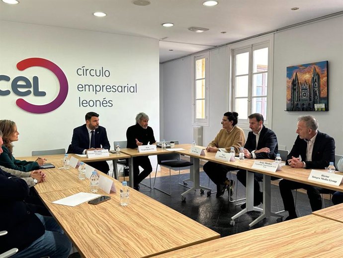 Representantes del Ayuntamiento de León y CEL durante el encuentro.