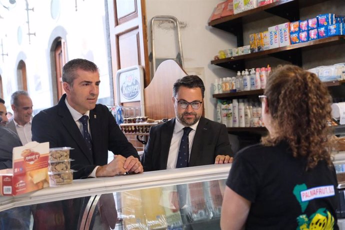 El vicepresidente del Gobierno de Canarias, Manuel Domínguez, y el alcalde de Santa Cruz de La Palma, Asier Antona