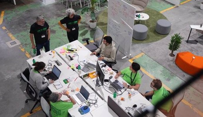 Equipos trabajando. I Hackathon Innova&acción Sostenibilidad