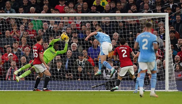 Archivo - 29 October 2023, United Kingdom, Manchester: Manchester United goalkeeper Andre Onana makes a save from Manchester City's Erling Haaland during the English Premier League soccer match between Manchester United and Manchester City at Old Trafford