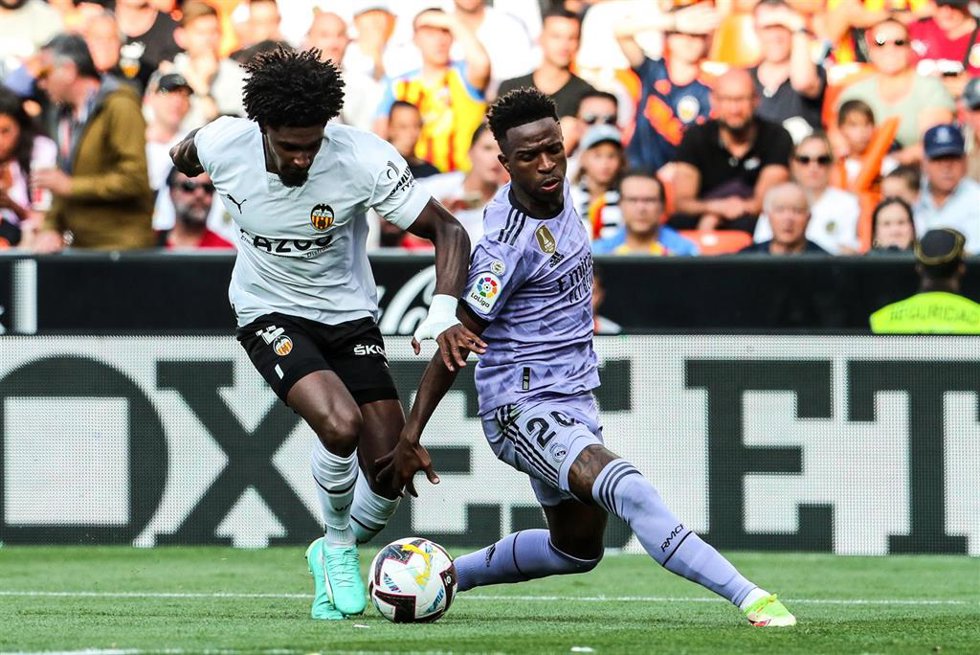 Archivo - El jugador del Real Madrid Vinícius Júnior, ante el lateral del Valencia Thierry Correia, en un partido de Liga en Mestalla.